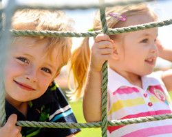 Kinder auf dem Spielplatz